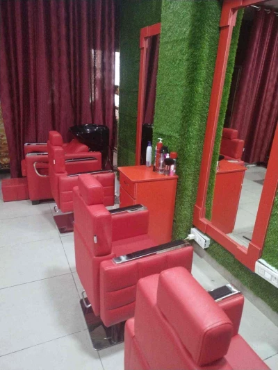 Looks Unisex Salon, Army area Kalka